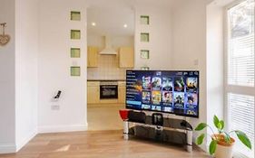 Spacious 2Bdr Apartment, Wifi+ Great Tv